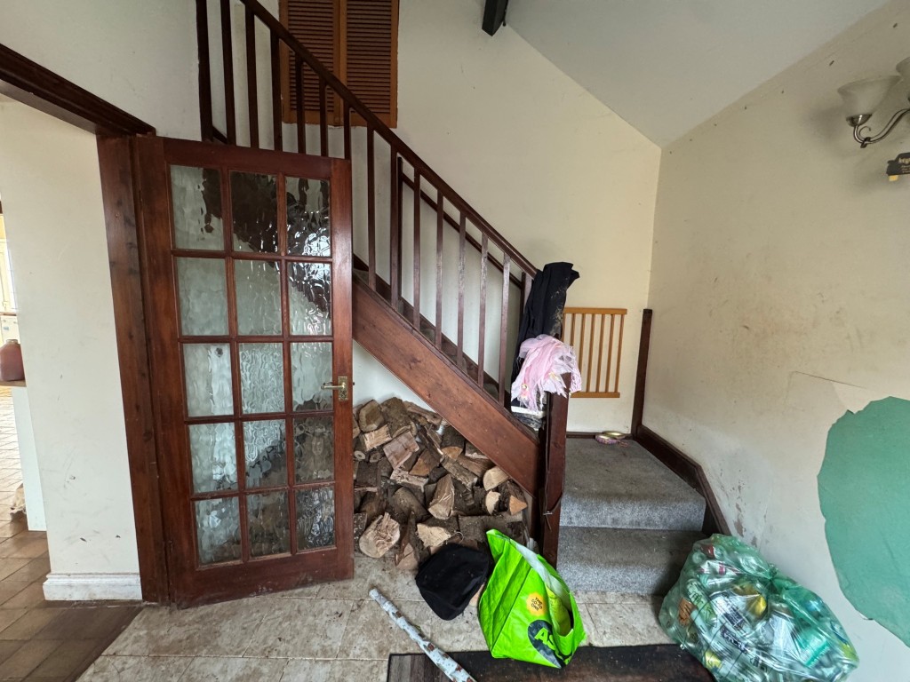 Lot: 222 - THREE-BEDROOM FARMHOUSE AND ATTACHED TWO-BEDROOM ANNEX - FREEHOLD INVESTMENT - Farmhouse - entrance hall